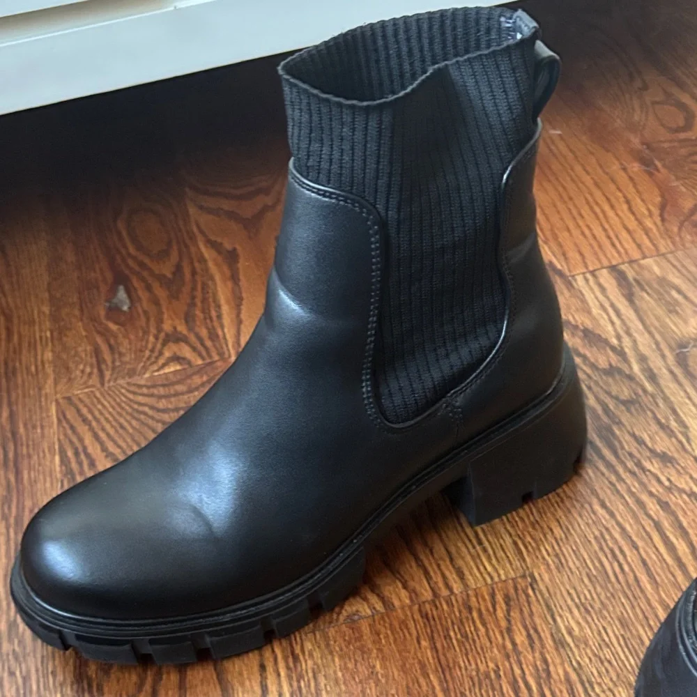 Black Steve Madden Chelsea Ankle Boots - Picture 8 of 9